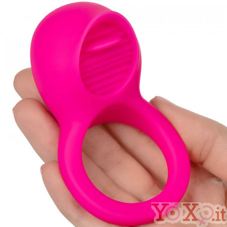 Anello fallico vibrante in silicone rosa con lingua stimola clitoride ricaricabile  USB 5 cm.