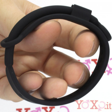 Anello fallico per pene e testicoli in silicone nero regolabile da 4 a 7,1 cm.