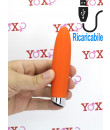 Mini vibratore in silicone arancio con pulsazione ricaricabile USB 12 x 2,5 cm.